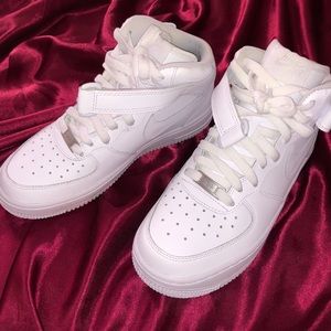 Size 5.5 y boys mid/high Air Force 1’s